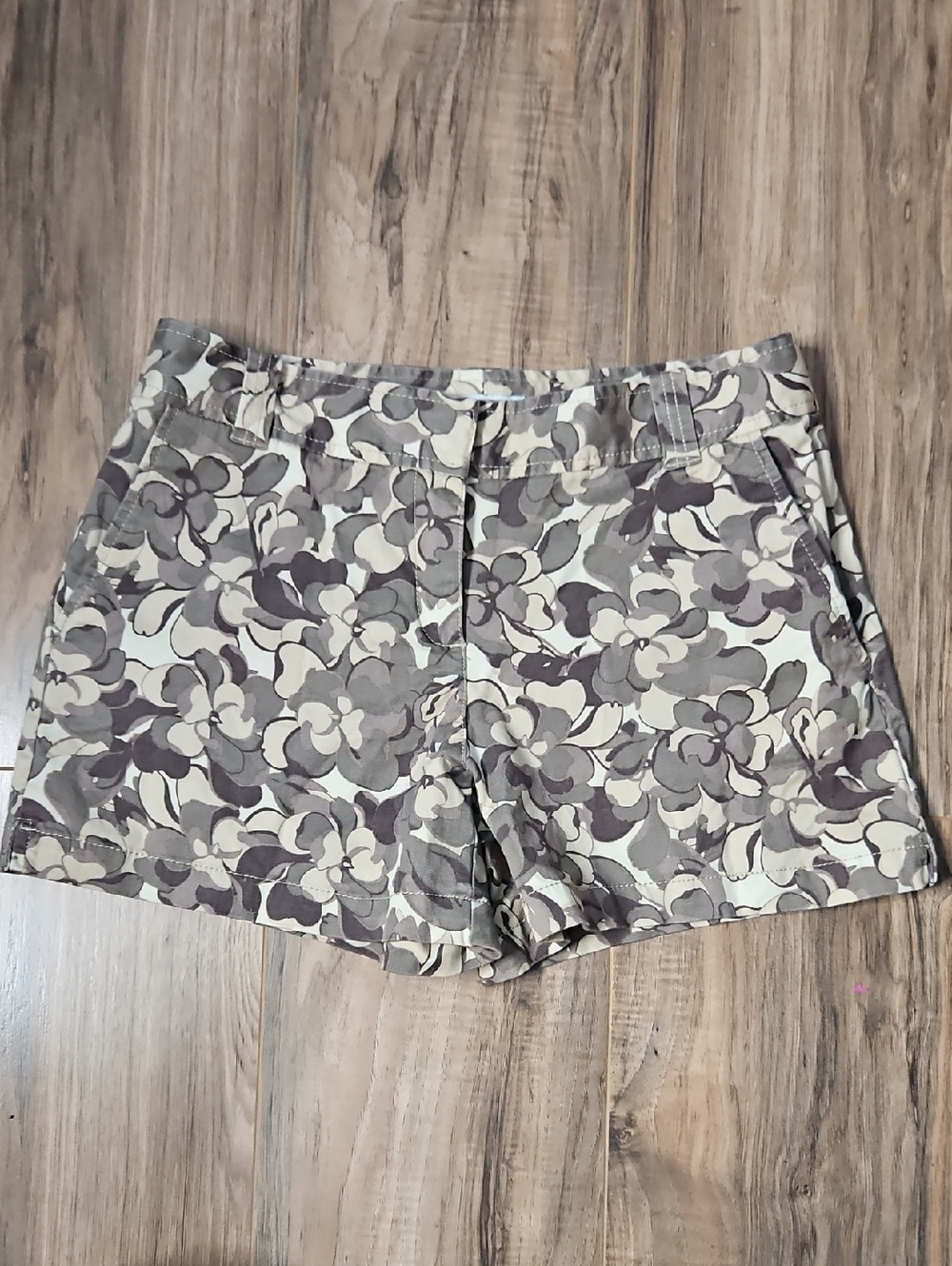 New York & Company Women’s Floral Print Casual Shorts - Tan/Cream 4